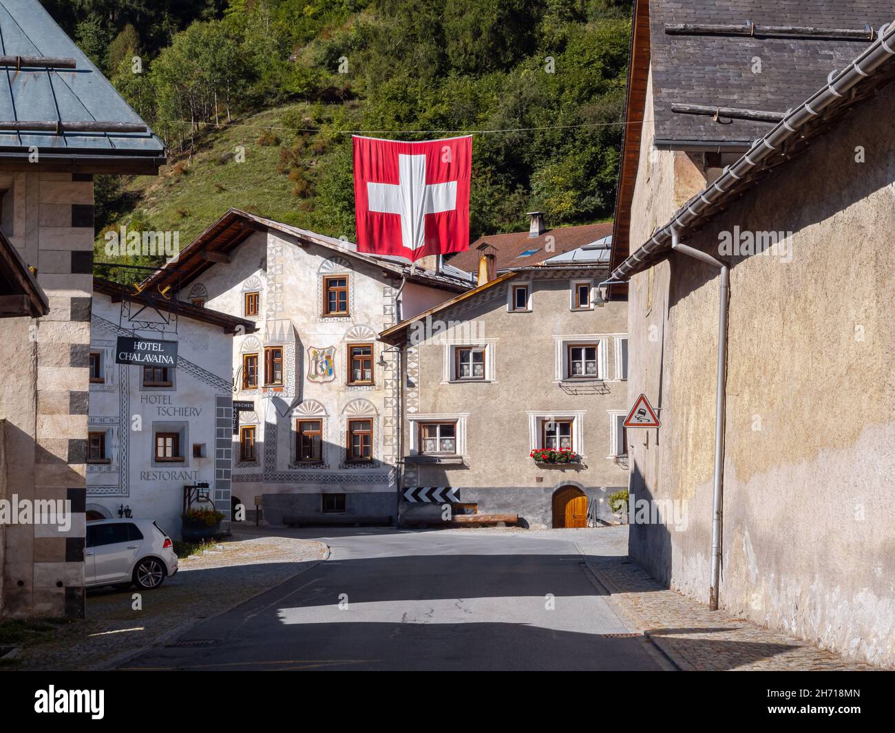 Mustair, Schweiz - 28. September 2021: Traditionelles mittelalterliches schweizer Dorf Mustair im Kanton Graubünden. Stockfoto