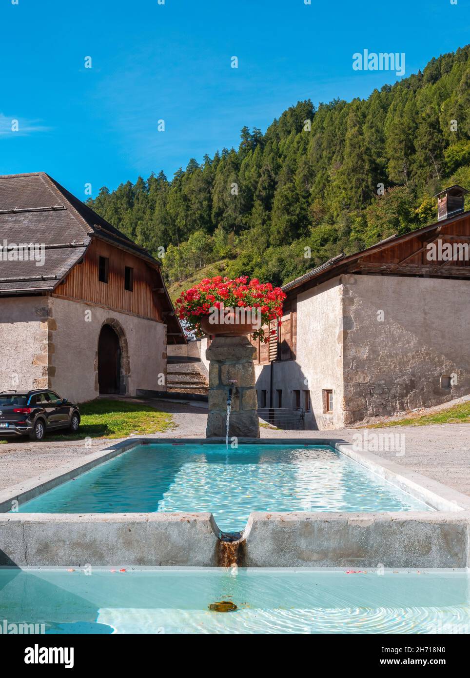 Mustair, Schweiz - 28. September 2021: Traditionelles mittelalterliches schweizer Dorf Mustair im Kanton Graubünden. Stockfoto