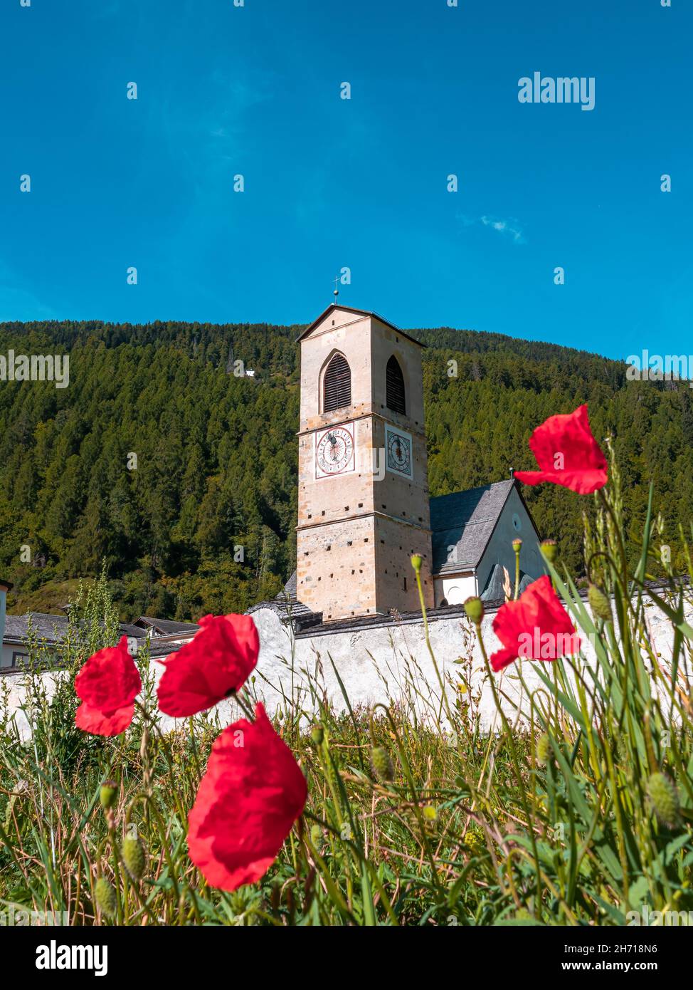 Mustair, Schweiz - 28. September 2021: Benediktinerabtei St. Johannes mit außergewöhnlich gut erhaltenem Erbe karolingischer Kunst ist UNESCO-Welt Stockfoto