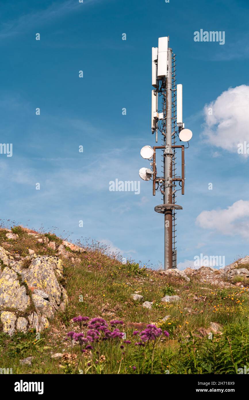 Sustenpass, Schweiz - 13. August 2021: Sendeturm am sustenpass, dem schweizer Pass, der die Kantone Bern und Uri auf 2224 Metern verbindet Stockfoto