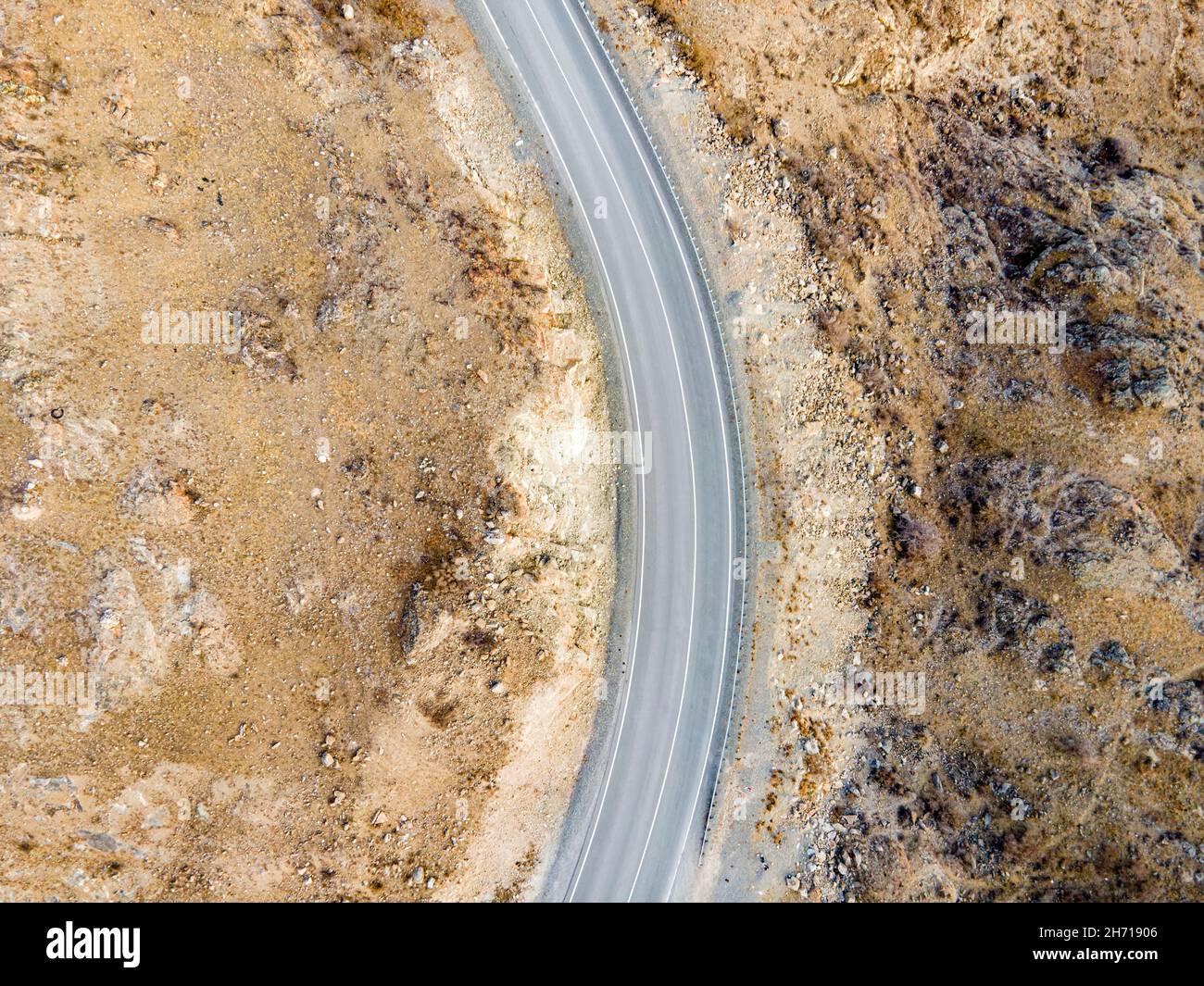 Draufsicht auf eine asphaltierte Straße in den Altai-Bergen. Chuysky-Trakt Stockfoto