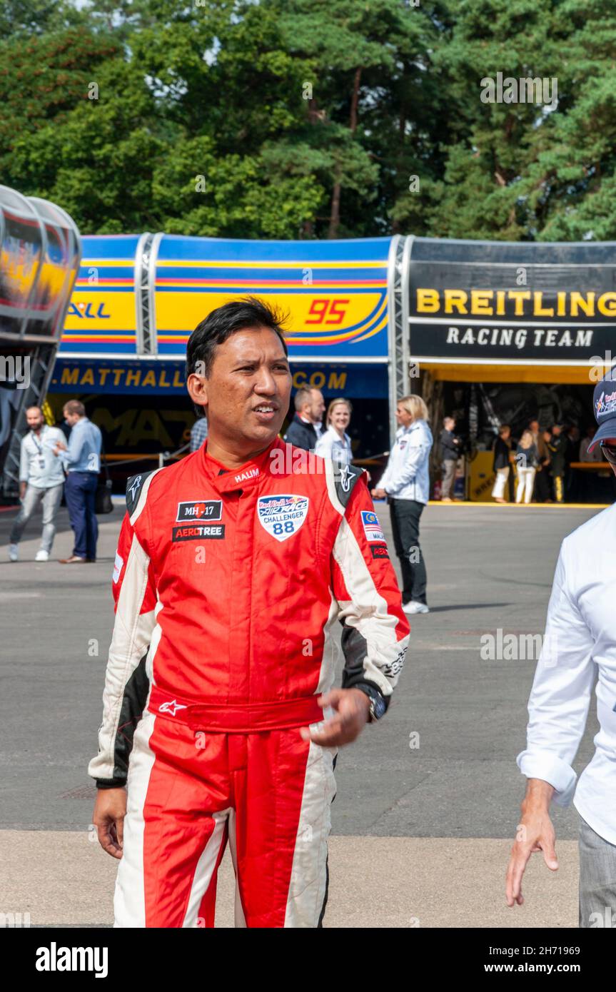 Halim Othman beim Red Bull Air Race auf der Royal Ascot Racecourse, Royal Berkshire, Großbritannien, 2014, zu Fuß im temporären Hangarbereich. Stockfoto