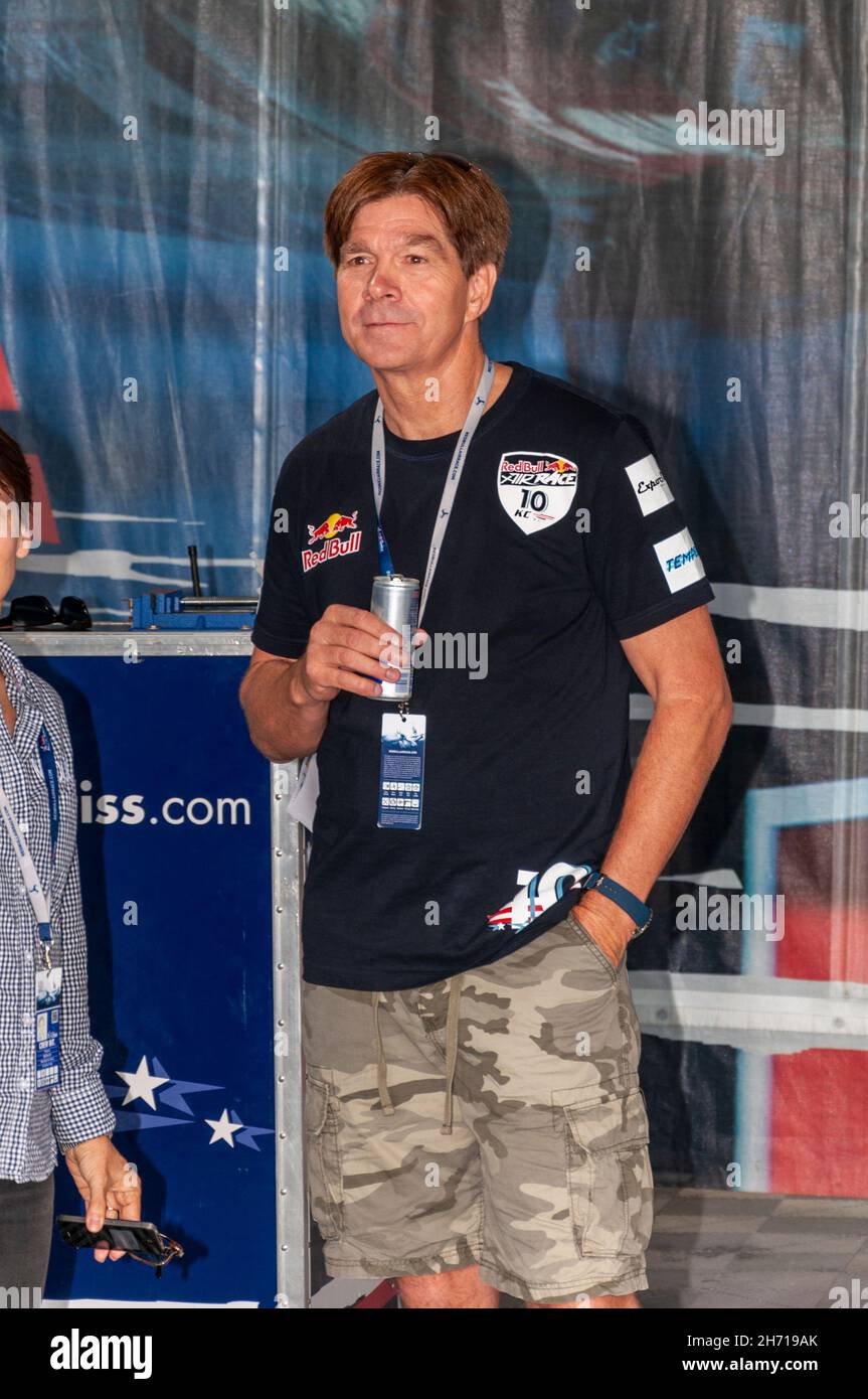 Kirby Chambliss, Pilot des Red Bull Air Race, trinkt eine Dose Red Bull in der temporären Hangarstruktur auf der Royal Ascot Rennbahn, 2014 Stockfoto