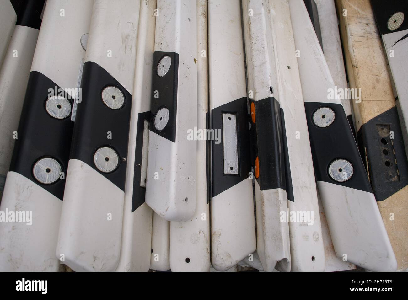 Atzendorf, Deutschland. 12th. November 2021. Auf dem Gelände der Atzendorf Road Maintenance Facility befinden sich Abgrenzungsposten am Straßenrand. Quelle: Klaus-Dietmar Gabbert/dpa-Zentralbild/ZB/dpa/Alamy Live News Stockfoto