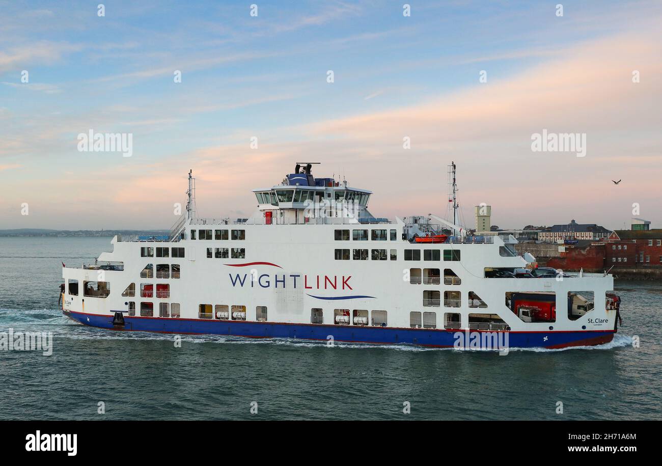 Wight Link Portsmouth zur Isle of Wight Ferry St. Claire im Bild: Segeln von Portsmouth bei Sonnenaufgang Stockfoto