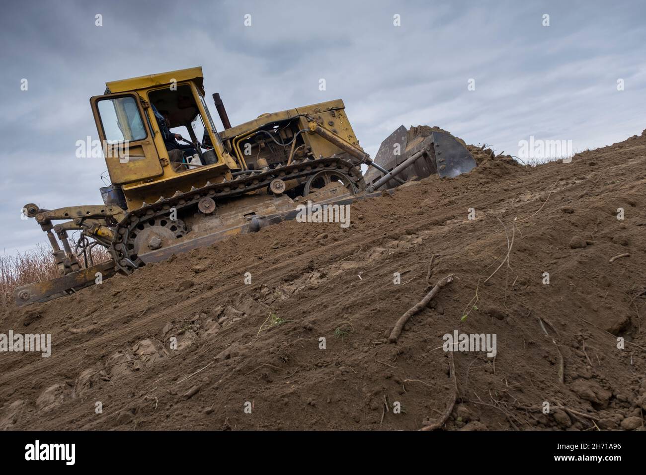 Bul'dozer entfernt den Damm im Donaudelta. Nahaufnahme Stockfoto