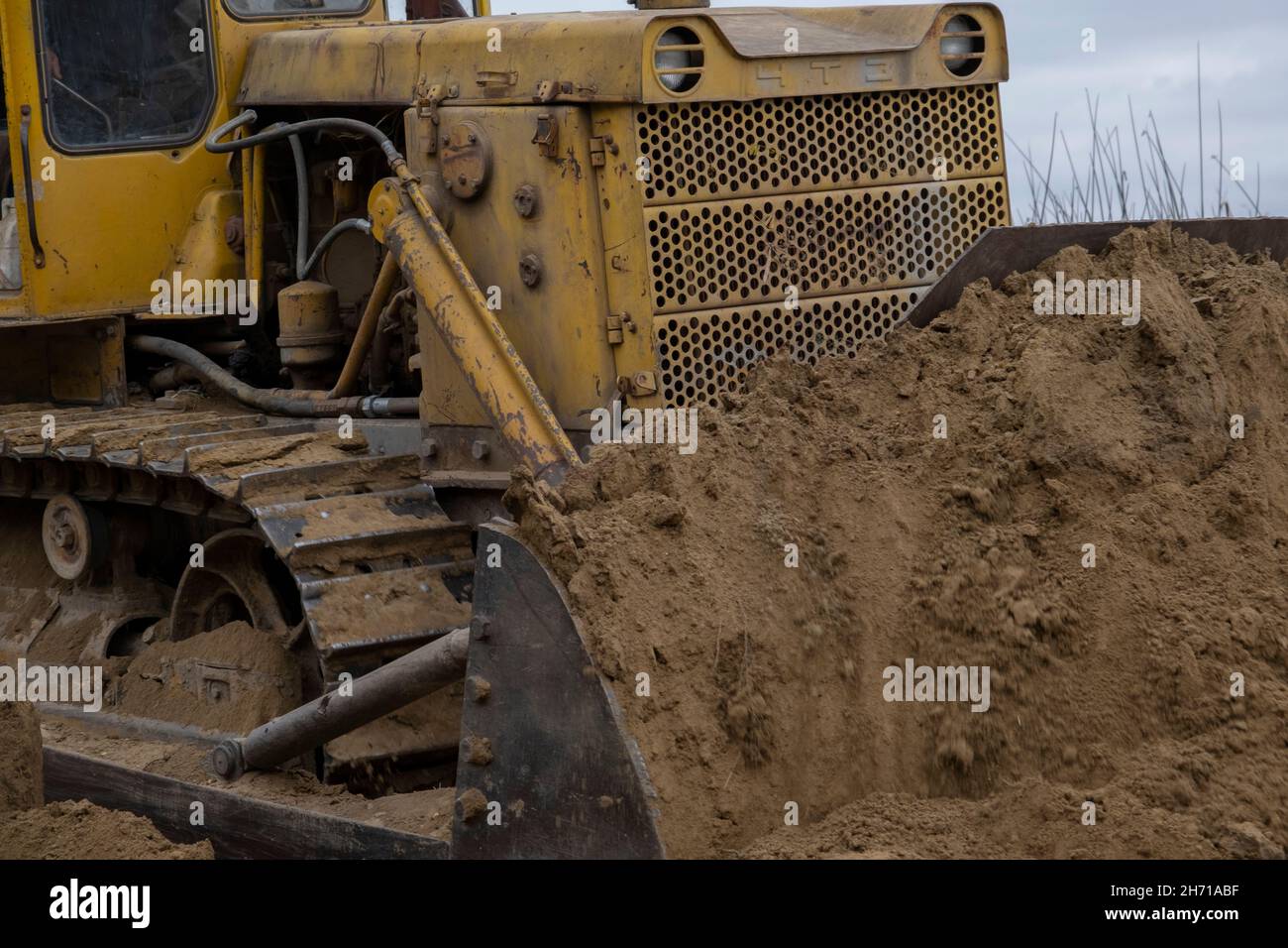 Bul'dozer entfernt den Damm im Donaudelta. Nahaufnahme Stockfoto