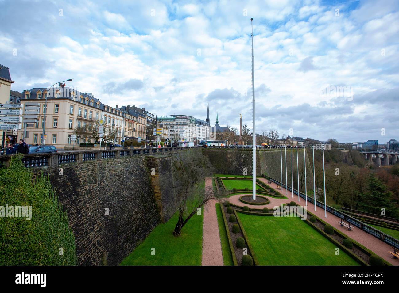 Panoramablick auf die Stadt Luxemburg mit der berühmten Adolphe-Brücke und dem Platz der Verfassung und dem Park Stockfoto