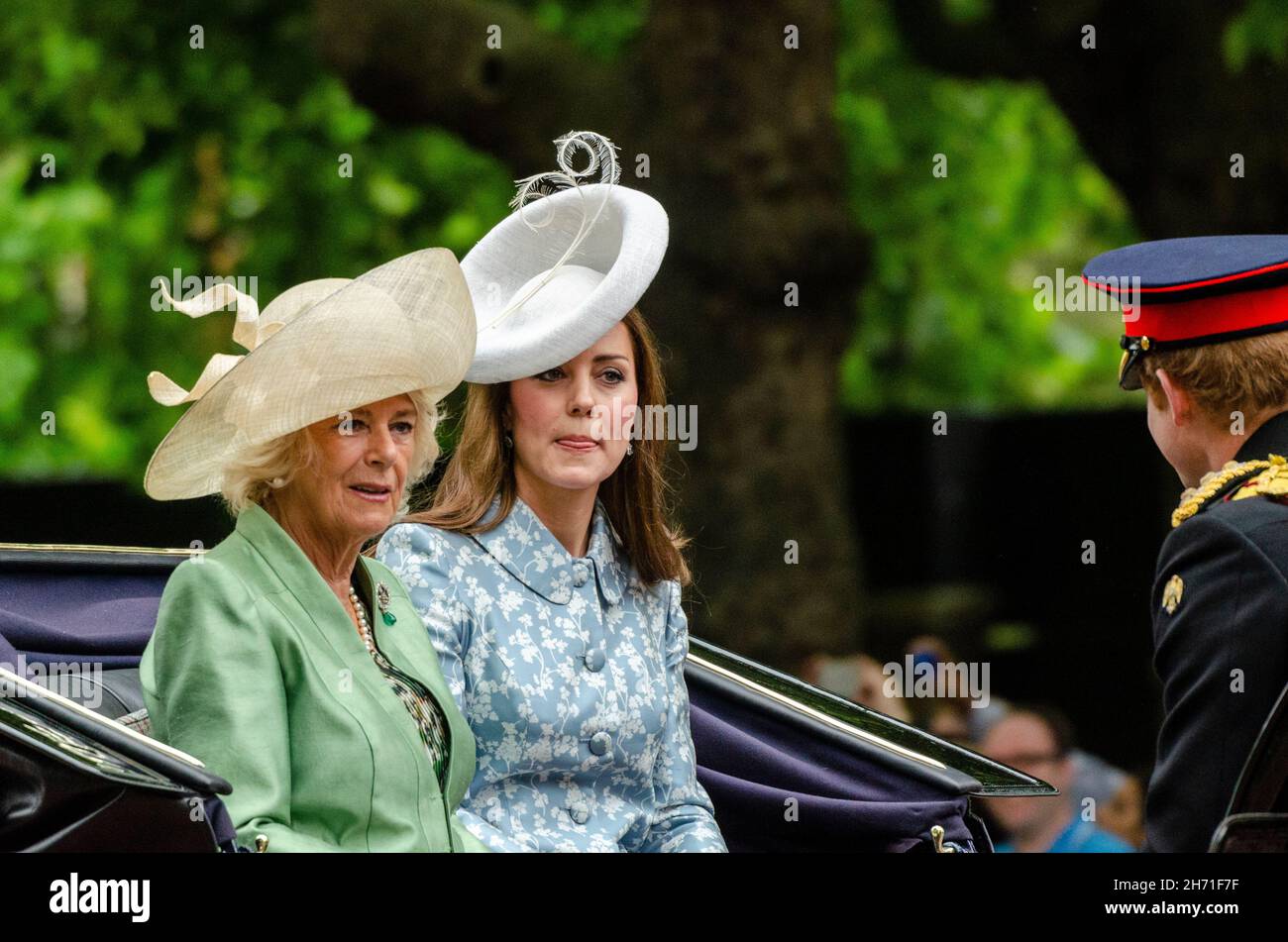Herzogin von Cambridge und Herzogin von Cornwall. Trooping the Color 2015 in der Mall. London. Kate Middleton und Camilla Parker Bowles im Wagen Stockfoto