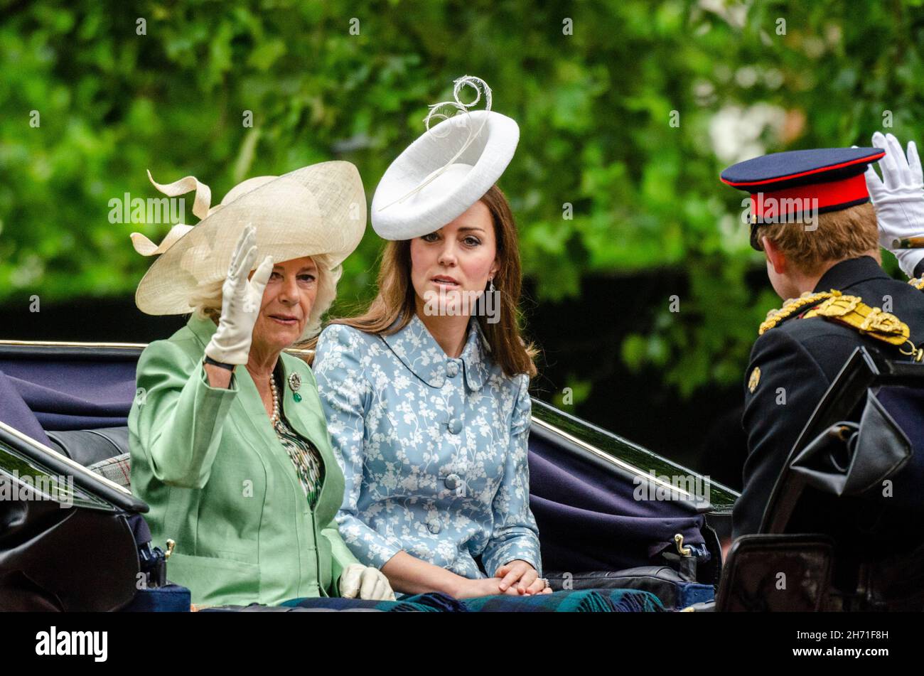 Herzogin von Cambridge und Herzogin von Cornwall. Trooping the Color 2015 in der Mall. London. Kate Middleton und Camilla Parker Bowles im Wagen Stockfoto