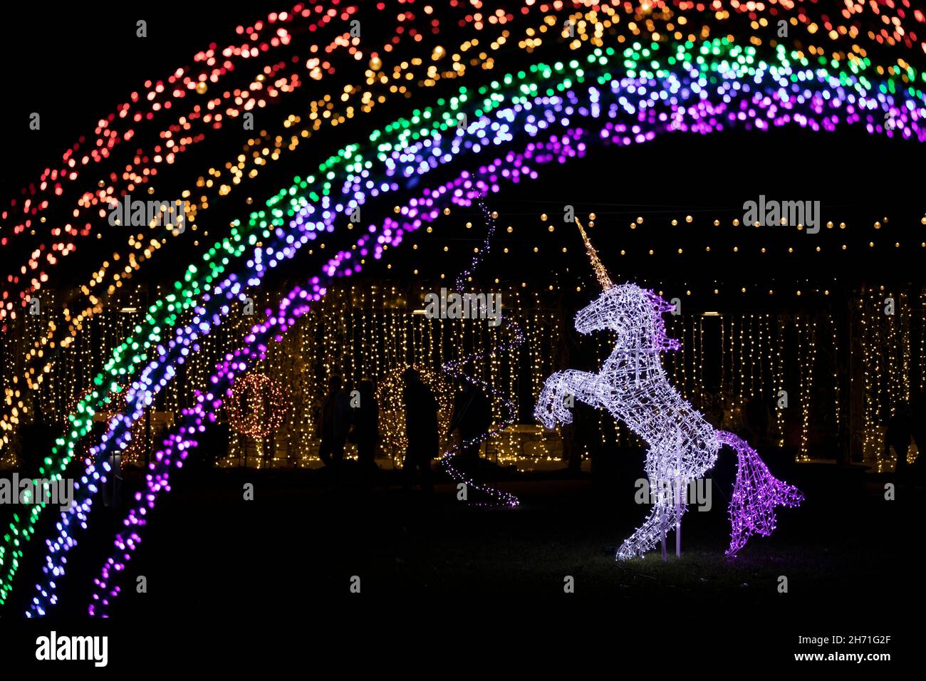 Illuminated Unicorn in Rainbow Land - Winter Lights Event im North Carolina Arboretum - Asheville, North Carolina, USA Stockfoto