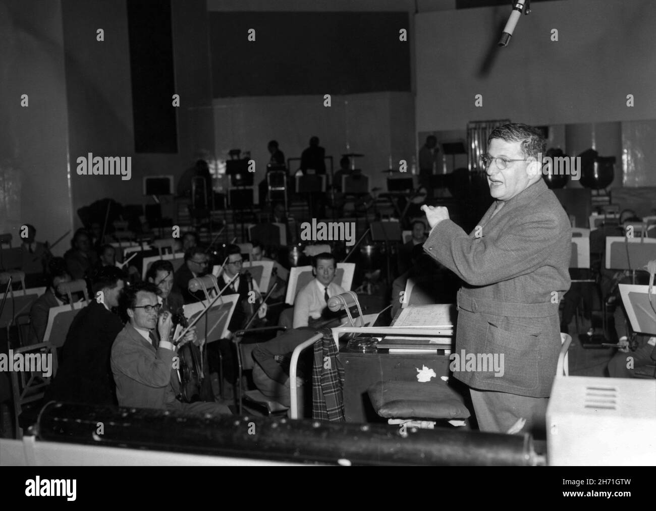 Filmkomponist BERNARD HERRMANN in den Shepperton Studios im Herbst 1962 Aufnahme / Dirigieren seiner Partitur mit dem Royal Philharmonic Orchestra für JASON UND DIE ARGONAUTEN 1963 Regisseur DON CHAFFEY Schöpfer von besonderen visuellen Effekten RAY HARRYHAUSEN Charles H. Schneer Productions / Columbia Picches Stockfoto