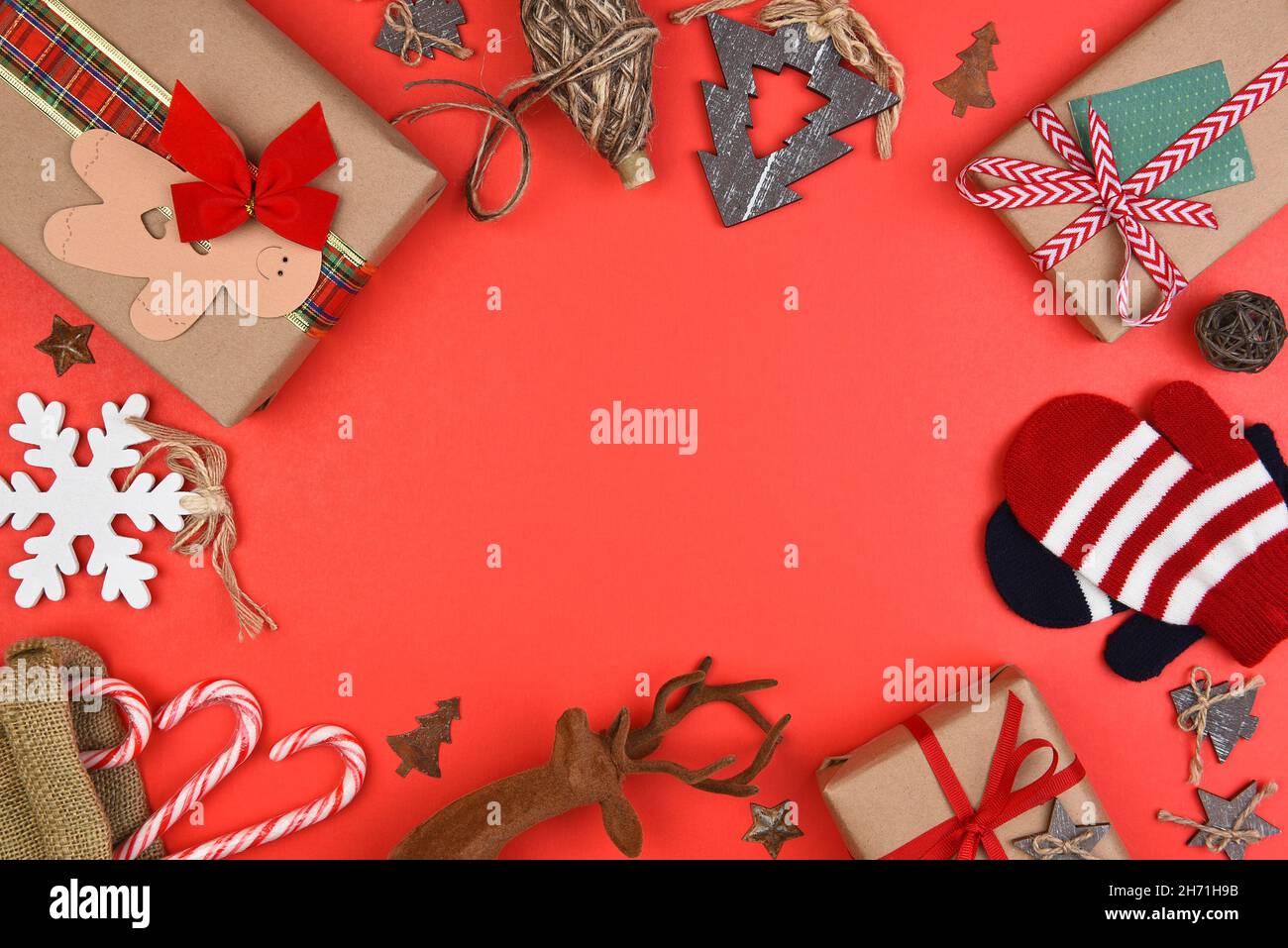 Weihnachten Urlaub Wohnung lag imitiert Komposition mit Kopierraum in der Mitte des roten Hintergrund. Stockfoto
