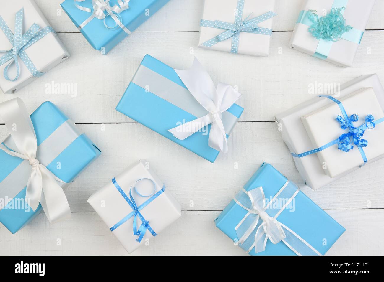 Christmas Flat Lay - Blau und weiß eingewickelte Weihnachtsgeschenke füllen den Rahmen. Geschenke sind eine Auswahl von Größen und Formen. Stockfoto