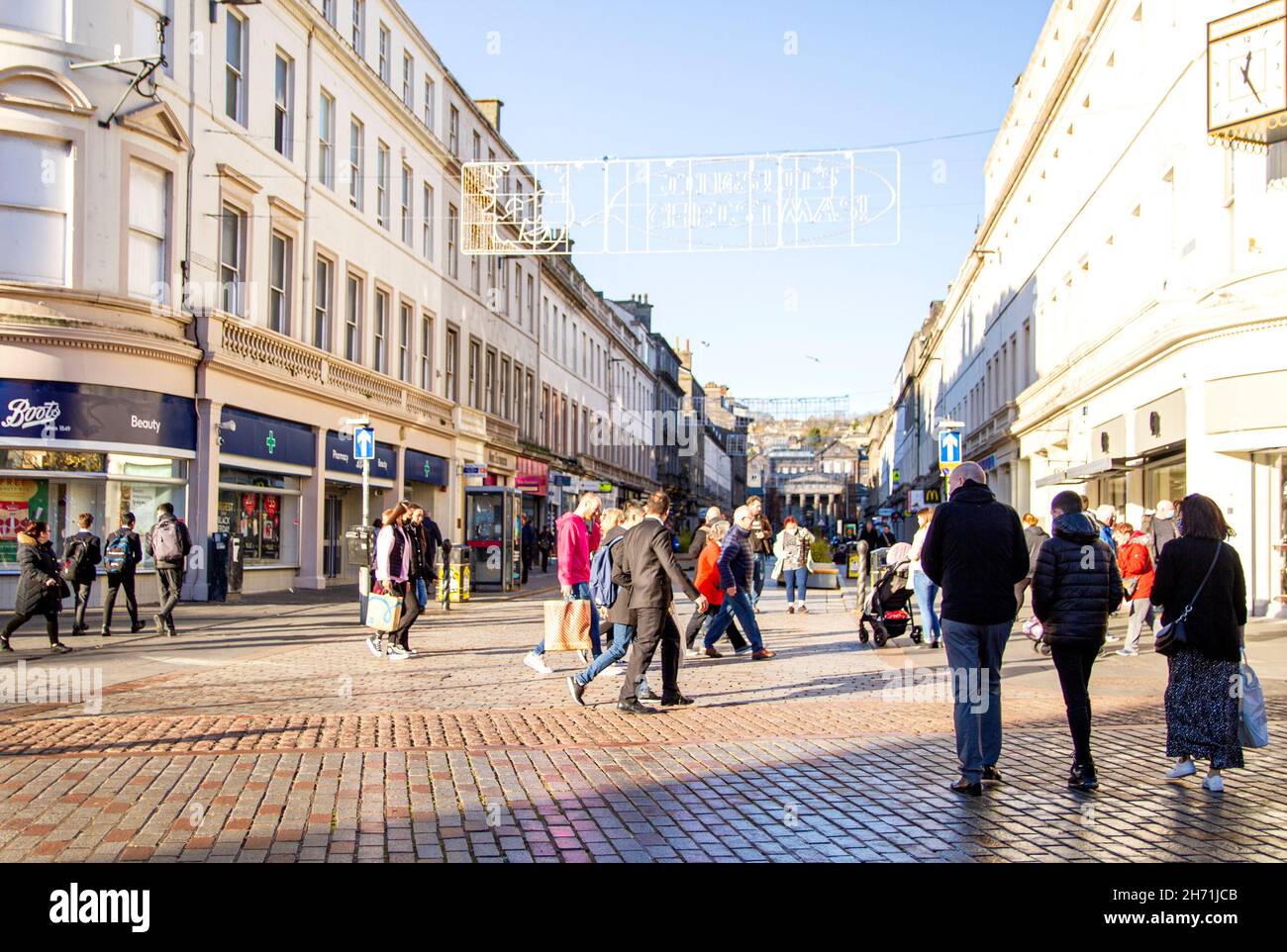 Dundee, Tayside, Schottland, Großbritannien. 19th. November 2021. UK Wetter: Das Wetter in Dundee ist angenehm und sonnig mit Temperaturen bis zu 15 Grad In der angenehmen, milden November-Sonne genießen Einheimische einen Tag im Stadtzentrum, um ihre Weihnachtseinkäufe zu erledigen. Kredit: Dundee Photographics/Alamy Live Nachrichten Stockfoto