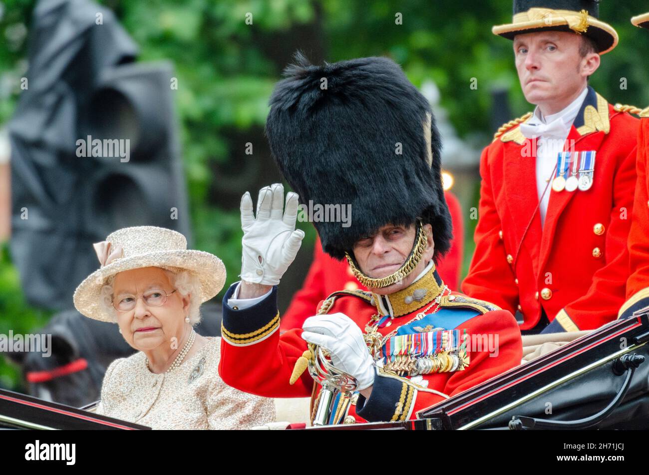 Queen Elizabeth und Prince Philip in der Mall, London, Großbritannien, für Trooping the Color 2015. Herzog von Edinburgh in Uniform mit Medaillen, in der Kutsche Stockfoto