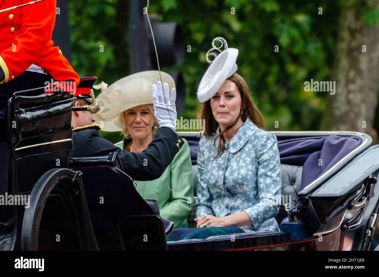 Herzogin von Cambridge und Herzogin von Cornwall. Trooping of the Color 2015 in der Mall. London. Kate Middleton und Camilla Parker Bowles im Wagen Stockfoto