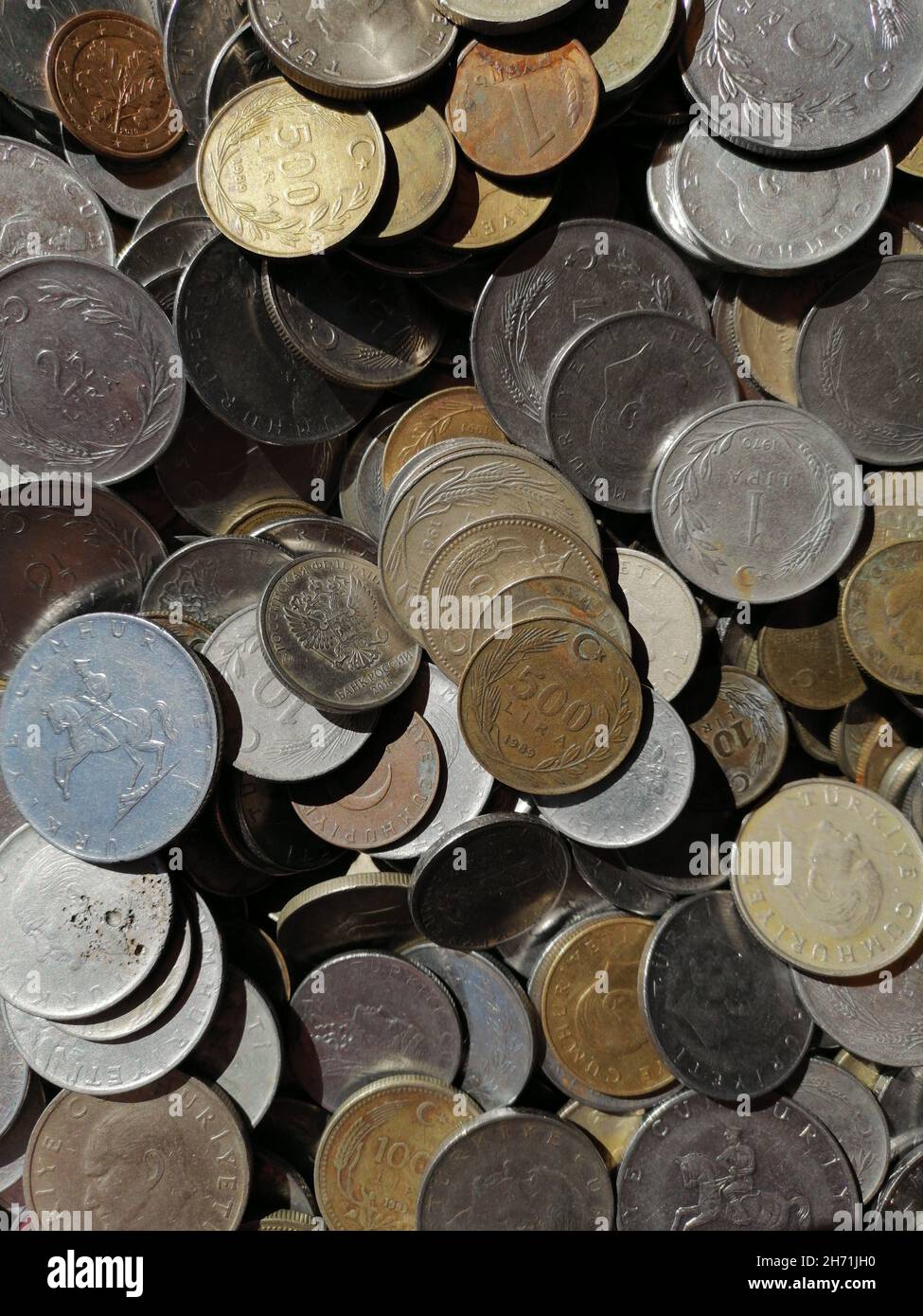 Voller Rahmen von alten türkischen Lira-Münzen. Stockfoto