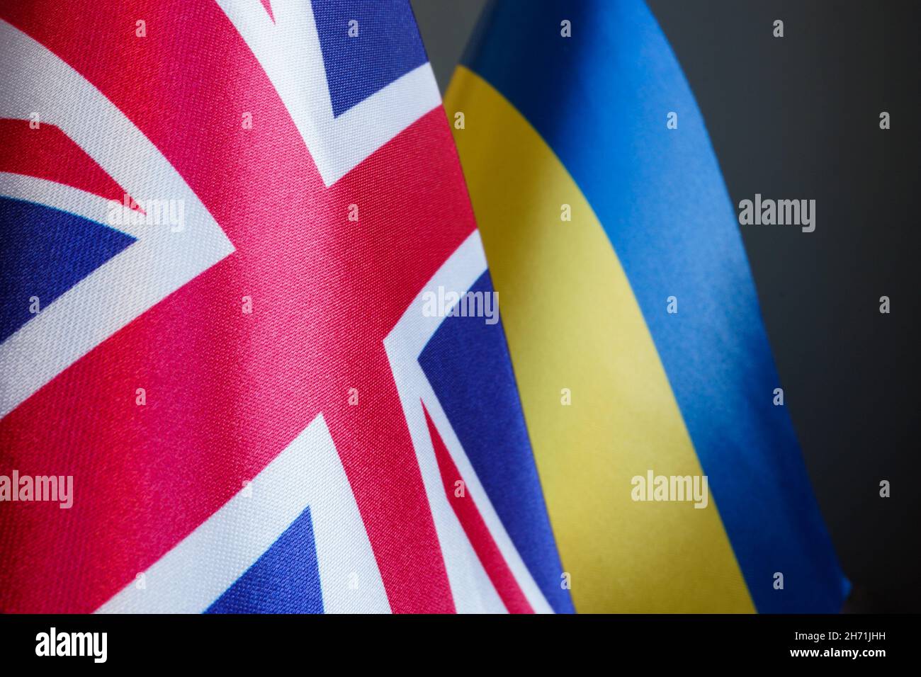 Nahaufnahme der Flaggen von Großbritannien und der Ukraine. Stockfoto