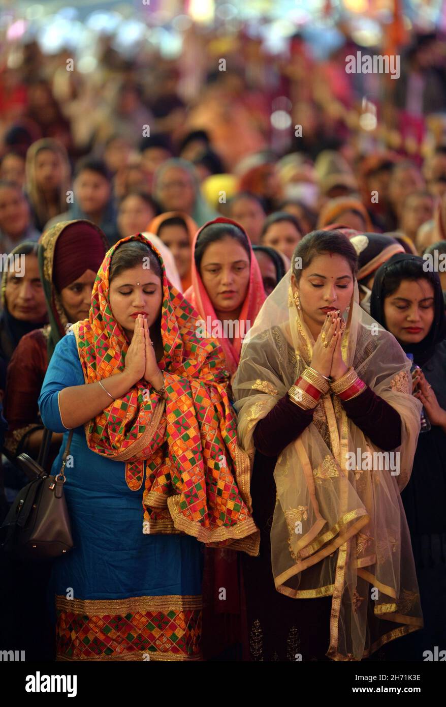 Jammu, das von Indien kontrollierte Kaschmir. 19th. November 2021. Sikh-Anhänger beten während der Feierlichkeiten zum Jahrestag der Geburt des ersten Sikh-Gurus, Guru Nanak Dev, in einem Gurudwara- oder Sikh-Tempel in Jammu, Die Winterhauptstadt des von Indien kontrollierten Kaschmir, 19. November 2021. Quelle: Nitin Kanotra/Xinhua/Alamy Live News Stockfoto