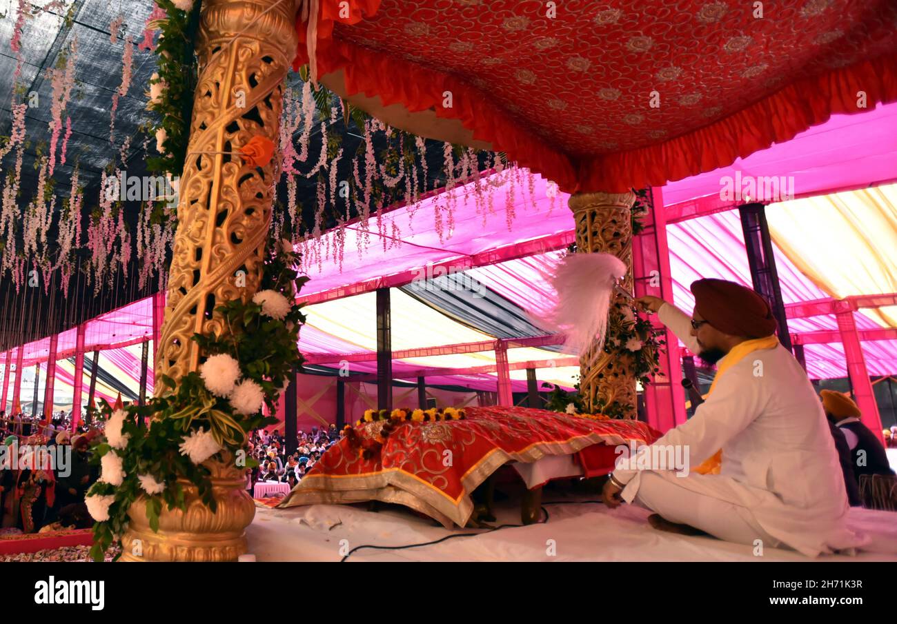 Jammu, das von Indien kontrollierte Kaschmir. 19th. November 2021. Sikh-Anhänger beten während der Feierlichkeiten zum Jahrestag der Geburt des ersten Sikh-Gurus, Guru Nanak Dev, in einem Gurudwara- oder Sikh-Tempel in Jammu, Die Winterhauptstadt des von Indien kontrollierten Kaschmir, 19. November 2021. Quelle: Nitin Kanotra/Xinhua/Alamy Live News Stockfoto