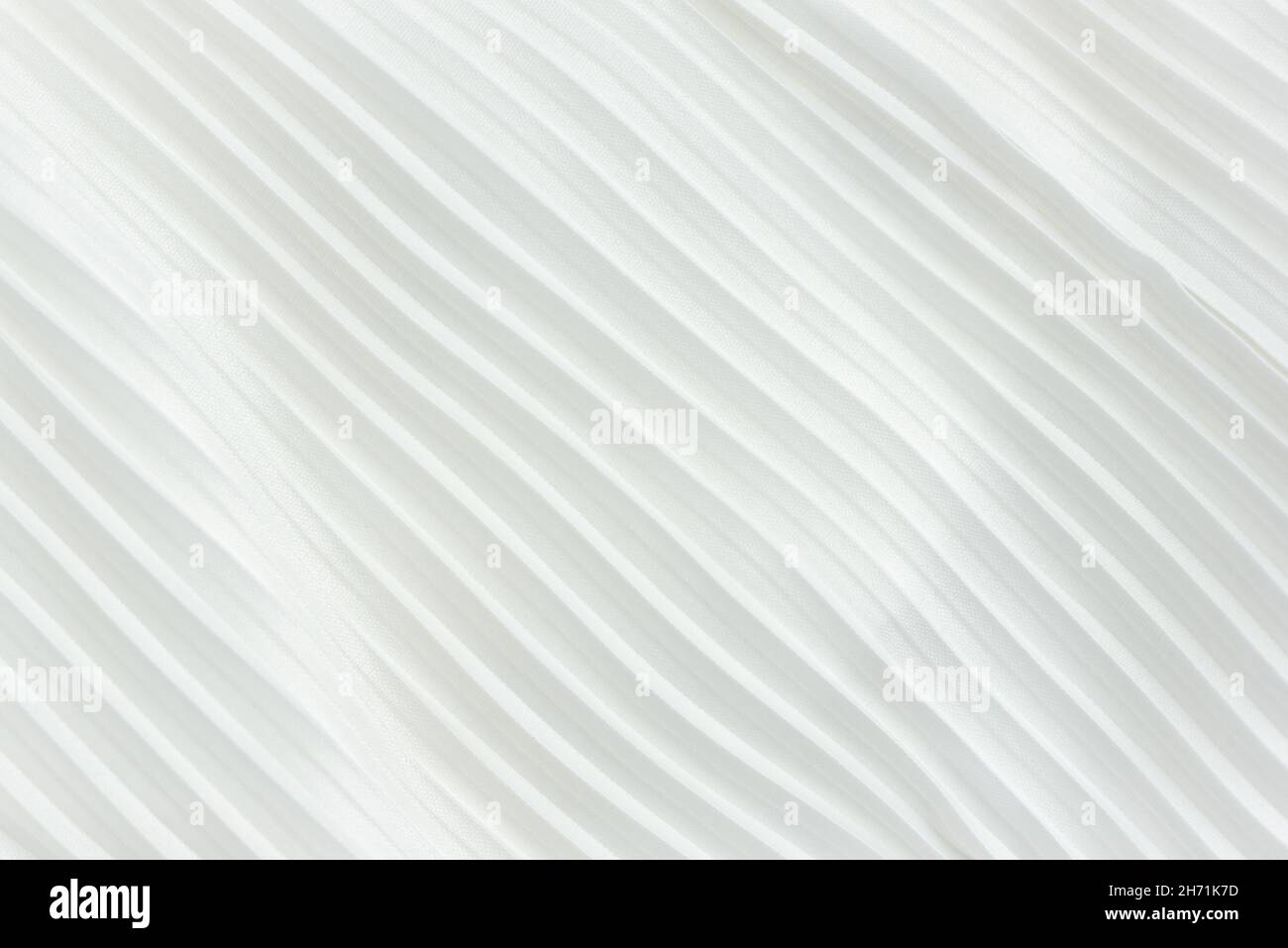 Blatt aus zarten weißen Falten Stoff als Hintergrund Stockfoto