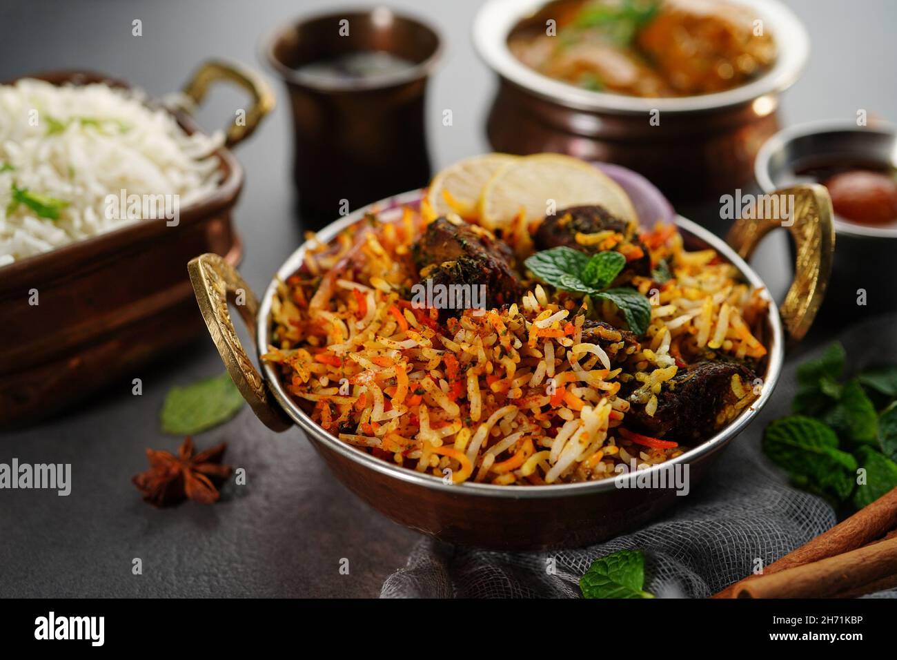 Indisches Gemüse ohne Gemüse, Thali - Hammelfleisch, Biryani, Raita, Malai Kofta, Basmati-Reis und Gulab Jamun, Selektiver Fokus Stockfoto