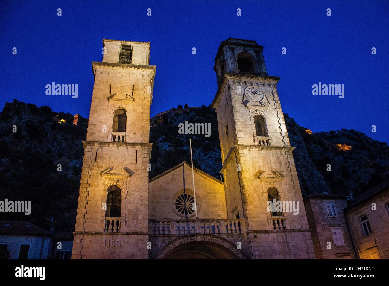 Blick auf die St Tryphon Cathedral in der Innenstadt von Kotor bei Nacht Stockfoto