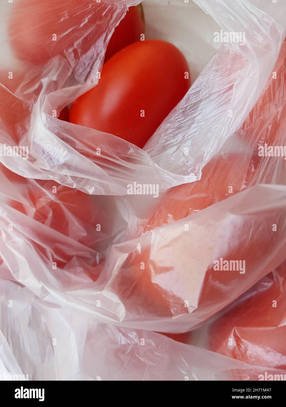 Rote Tomaten in einem transparenten Zellophanbeutel Stockfoto