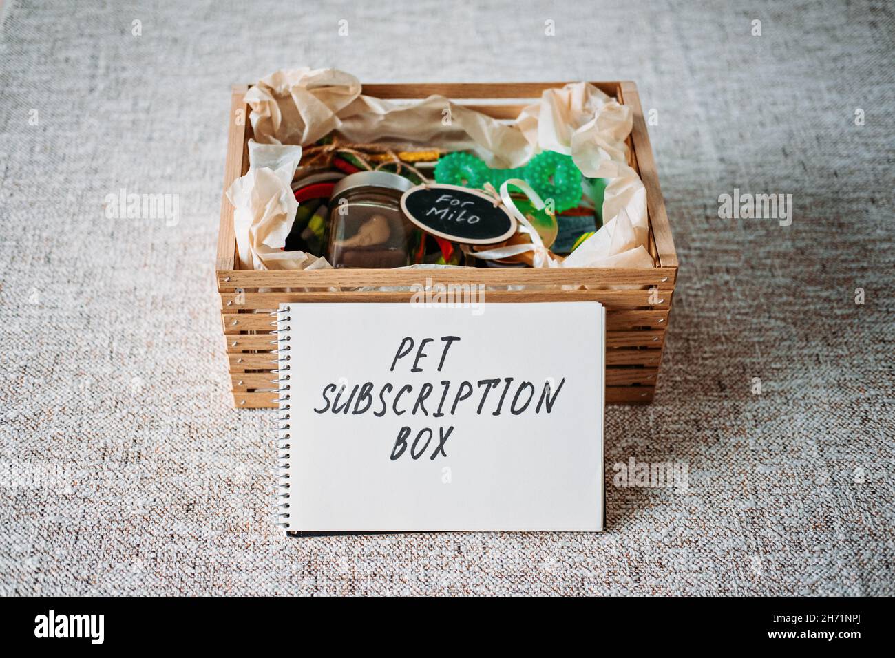 PET-Abonnementbox für Hunde und Katzen. Abonnement-PET-Box mit Bio-Leckereien, Fun Toy, Bully Sticks, All-Natural Chews, Hautpflege oder Wellness-Artikel Stockfoto