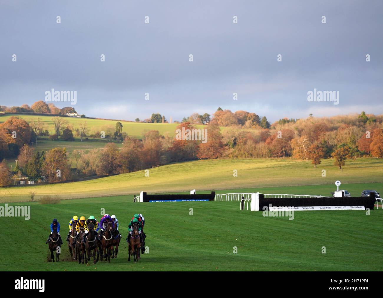 Läufer und Fahrer der TVS Supply Chain Solutions bedingte Jockeys' Handicap-Hürde auf der Rennbahn von Chepstow. Bilddatum: Freitag, 19. November 2021. Stockfoto