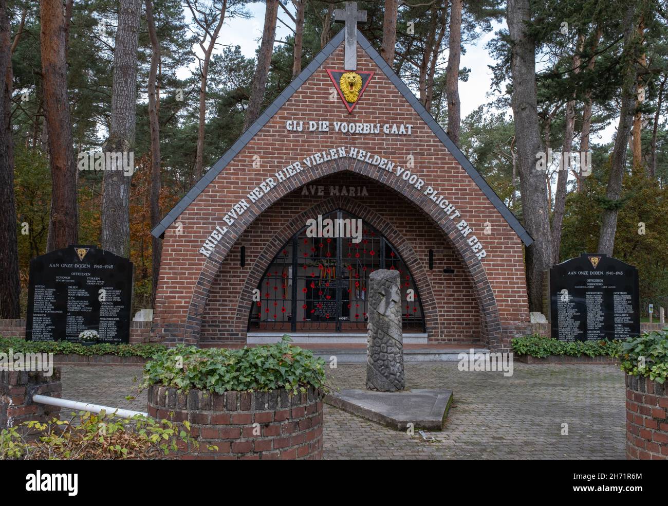 Dilsen-Stokkem, Belgien - 31. Oktober 2021: Kapelle des Widerstands in rotem. Es erinnert an mehr als 100 Mitglieder des Widerstands, die getötet wurden Stockfoto