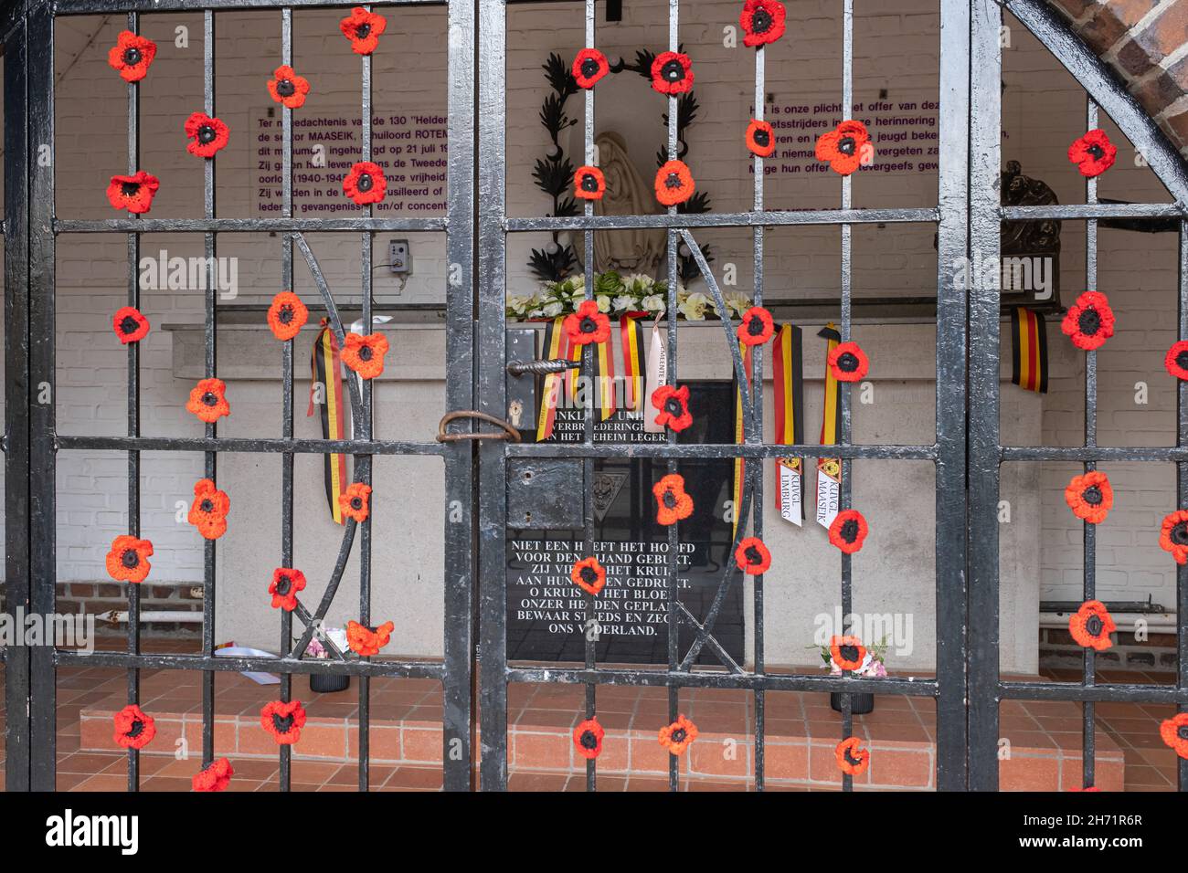 Dilsen-Stokkem, Belgien - 31. Oktober 2021: Kapelle des Widerstands in rotem. Es erinnert an mehr als 100 Mitglieder des Widerstands, die getötet wurden Stockfoto