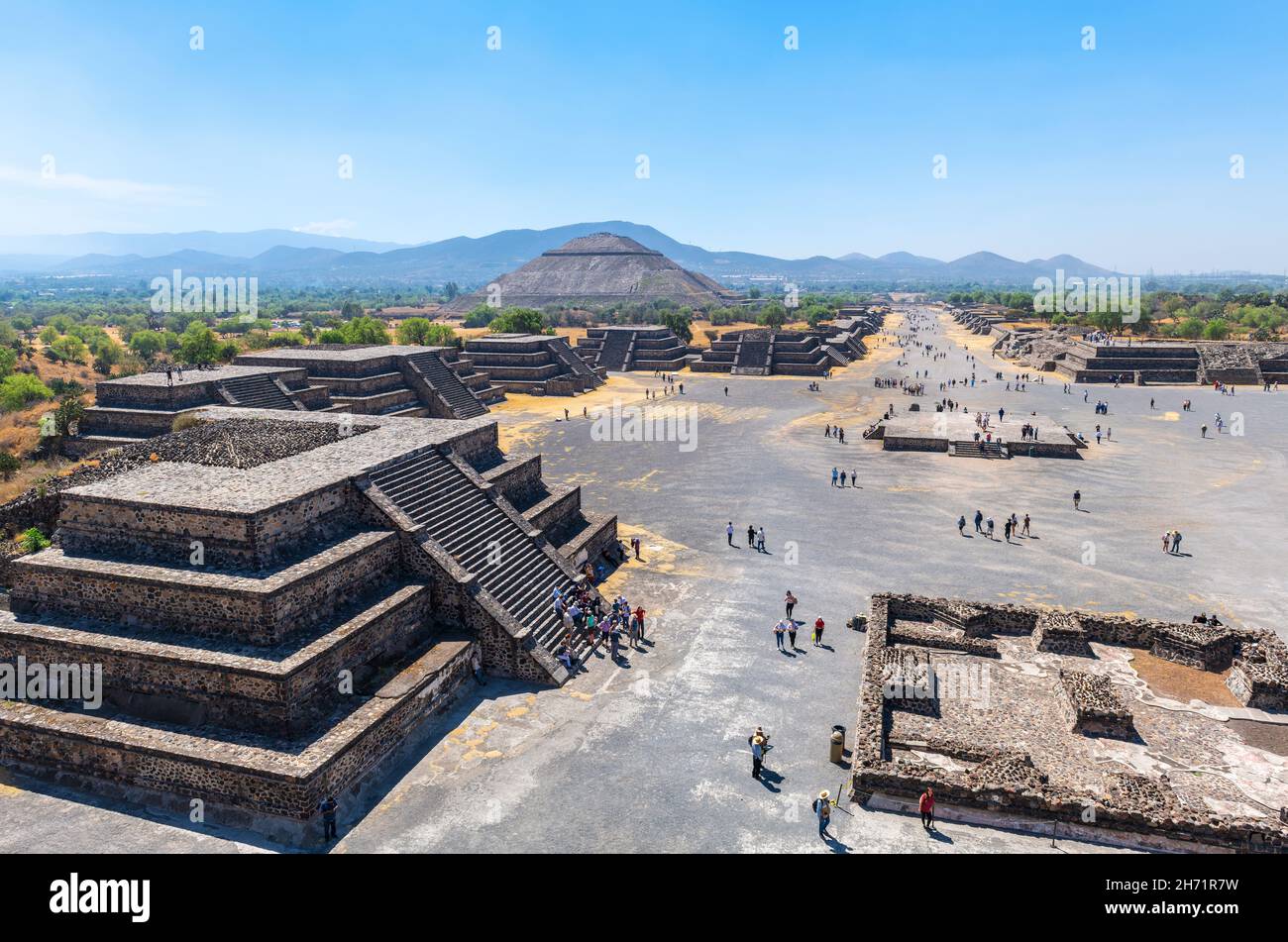 Archäologische Stätte in Teotihuacan mit Sonnenpyramide und Totenkalve von der Mondpyramide aus gesehen, Mexiko. Konzentrieren Sie sich auf die Sonnenpyramide im Hintergrund. Stockfoto