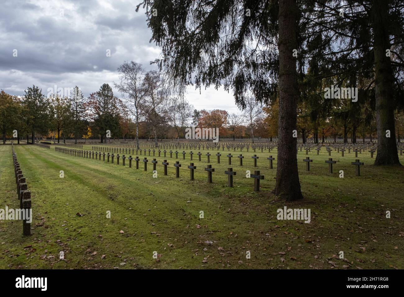 Lommel, Belgien - 31. Oktober 2021: Der größte deutsche Kriegsgräberstatte und Gedenkstätte in Westeuropa. Provinz Limburg. Herbst Stockfoto