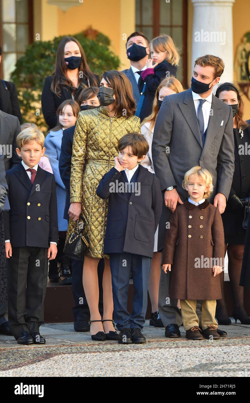 Monte Carlo, Monaco. 19th. November 2021. Charlotte Casiraghi, Raphael Elmaleh, Pierre Casiraghi, Stefano Casiraghi nehmen am 19. November 2021 an den Feierlichkeiten zum Nationalfeiertag von Monaco in Monaco Teil. Foto von Stephane Cardinale/ABACAPRESS.COM Quelle: Abaca Press/Alamy Live News Stockfoto