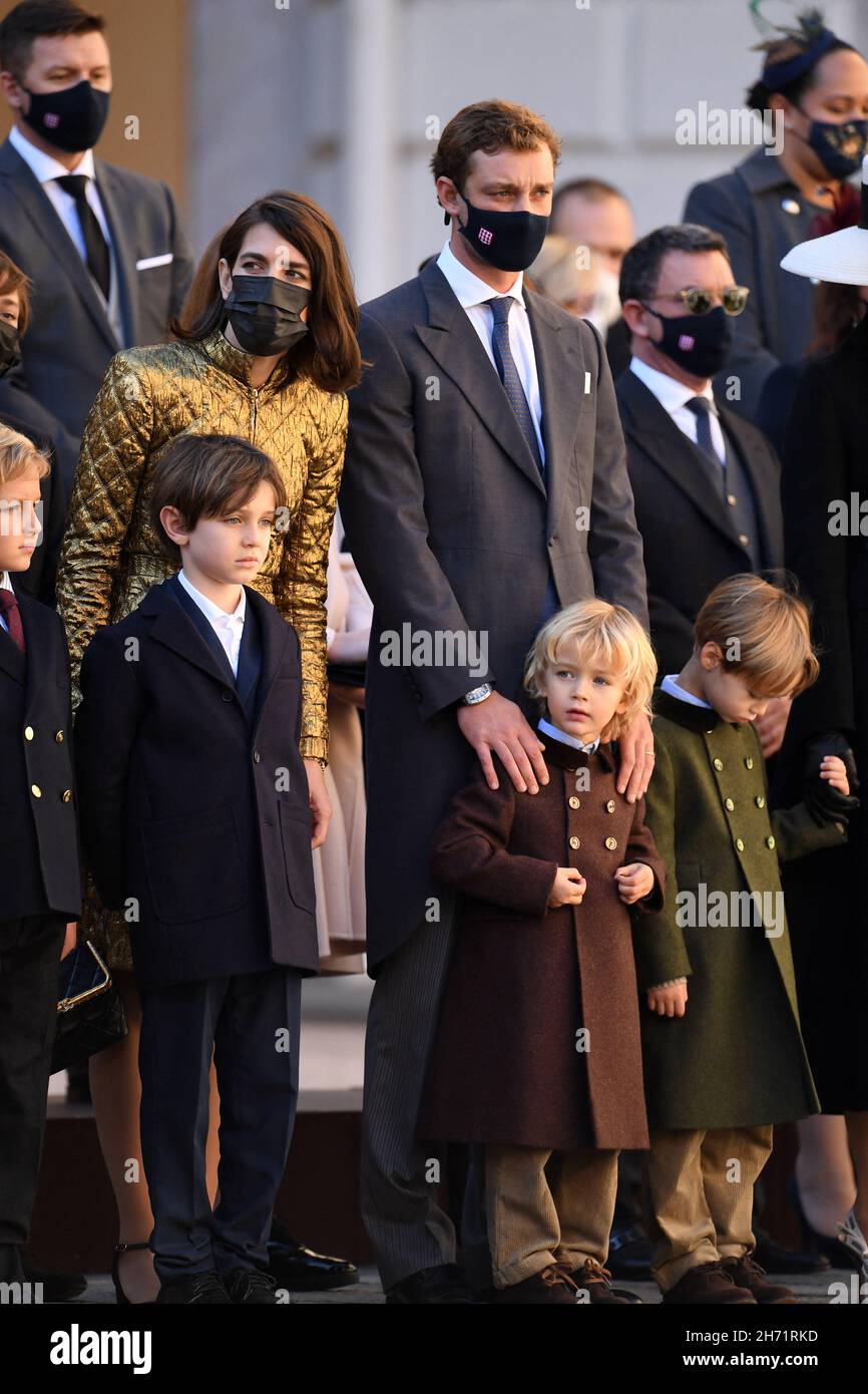 Monte Carlo, Monaco. 19th. November 2021. Charlotte Casiraghi, Raphael Elmaleh, Pierre Casiraghi, Stefano Casiraghi nehmen am 19. November 2021 an den Feierlichkeiten zum Nationalfeiertag von Monaco in Monaco Teil. Foto von Stephane Cardinale/ABACAPRESS.COM Quelle: Abaca Press/Alamy Live News Stockfoto