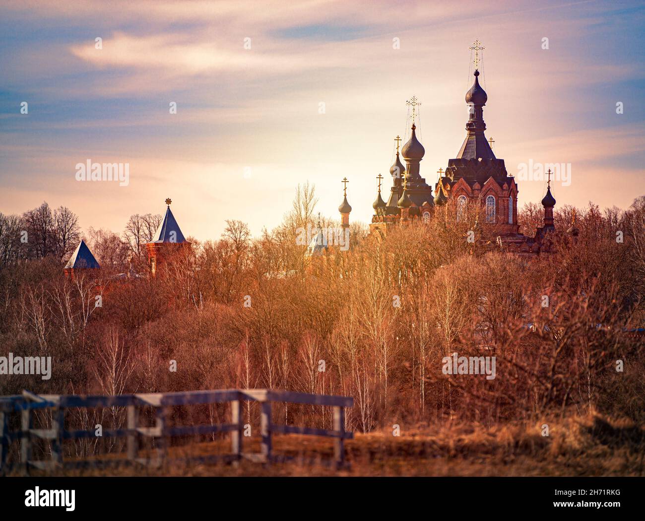 Altes russisches Kloster mit blauem bewölktem Himmel im Hintergrund Stockfoto