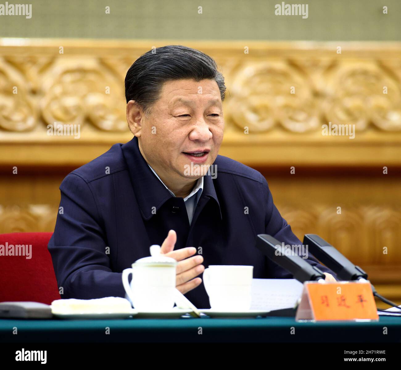 Peking, China. 19th. November 2021. Der chinesische Präsident Xi Jinping, ebenfalls Generalsekretär des Zentralkomitees der Kommunistischen Partei Chinas und Vorsitzender der Zentralen Militärkommission, spricht am 19. November 2021 in Peking, der Hauptstadt Chinas, zu einem hochrangigen Symposium über die Belt and Road Initiative (BRI). Quelle: Ju Peng/Xinhua/Alamy Live News Stockfoto