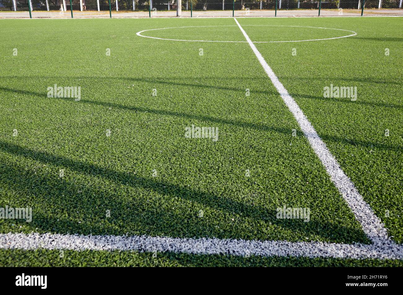 Rasenplatz zum Fußballspielen. Nahaufnahme des Fußballfeldes mit grünem Gras Stockfoto