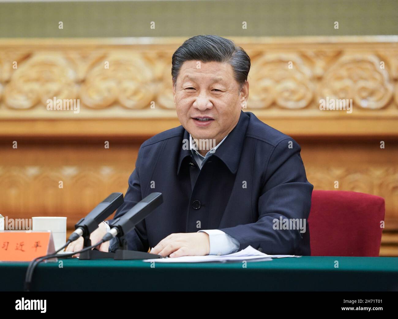 Peking, China. 19th. November 2021. Der chinesische Präsident Xi Jinping, ebenfalls Generalsekretär des Zentralkomitees der Kommunistischen Partei Chinas und Vorsitzender der Zentralen Militärkommission, spricht am 19. November 2021 in Peking, der Hauptstadt Chinas, zu einem hochrangigen Symposium über die Belt and Road Initiative (BRI). Quelle: Shen Hong/Xinhua/Alamy Live News Stockfoto