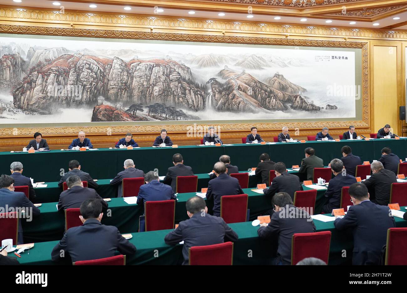 Peking, China. 19th. November 2021. Der chinesische Präsident Xi Jinping, ebenfalls Generalsekretär des Zentralkomitees der Kommunistischen Partei Chinas und Vorsitzender der Zentralen Militärkommission, spricht am 19. November 2021 in Peking, der Hauptstadt Chinas, zu einem hochrangigen Symposium über die Belt and Road Initiative (BRI). Quelle: Shen Hong/Xinhua/Alamy Live News Stockfoto