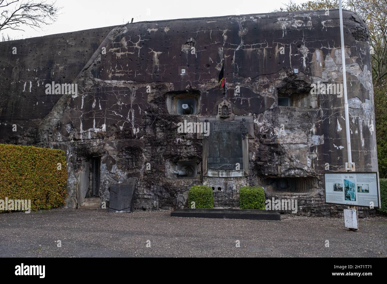 Herve, Belgien - 2. November 2021: Die Festung von Battice wurde im Jahr 1930s als Teil der befestigten Position von Lüttich errichtet. Lüttich. Herbstregentag Stockfoto