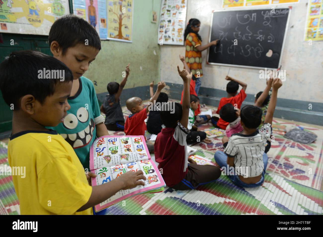 Schulunterricht, Beratungsunterstützung und erste-Hilfe-Techniken für Straßenkinder. Kalkutta, Indien. Stockfoto