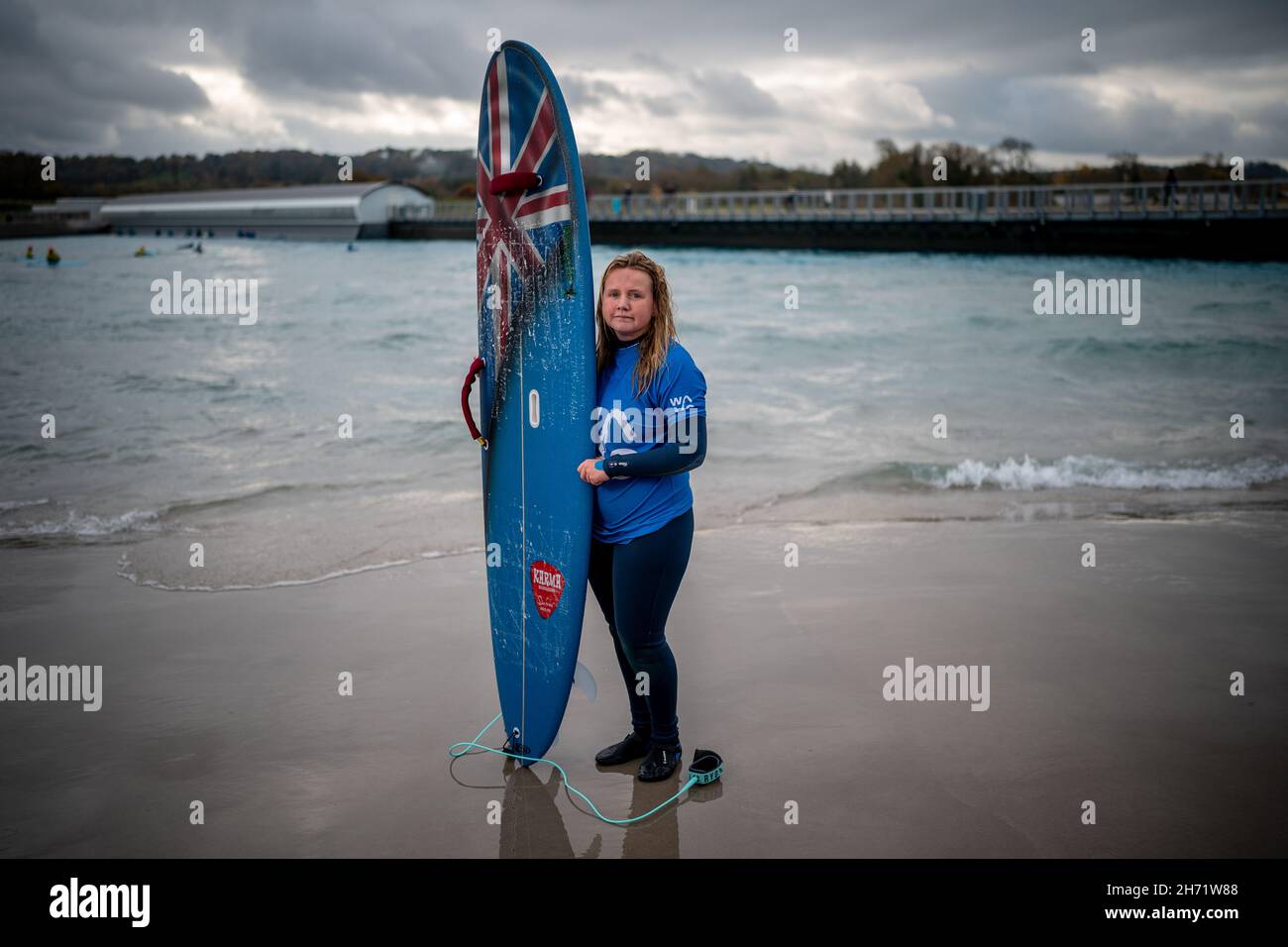 Charlotte Banfield, 23, an zerebraler Lähmung erkla? Dies beeinflusst die Verwendung ihres linken Arms und ihrer Beine mit ihrem angepassten Surfboard, nachdem sie am letzten Team English Adaptive Surfing Coaching-Kurs im The Wave, Bristol, teilgenommen haben, während das Team sich auf die ISA World para Surfing Championships 2021 in Pismo Beach, Kalifornien, vorbereitet. Bei diesem Wettbewerb kommen die besten para-Surfer der Welt für eine Woche zusammen, um zu konkurrieren und den Sport einem globalen Publikum zu präsentieren. Bilddatum: Freitag, 19. November 2021. Stockfoto