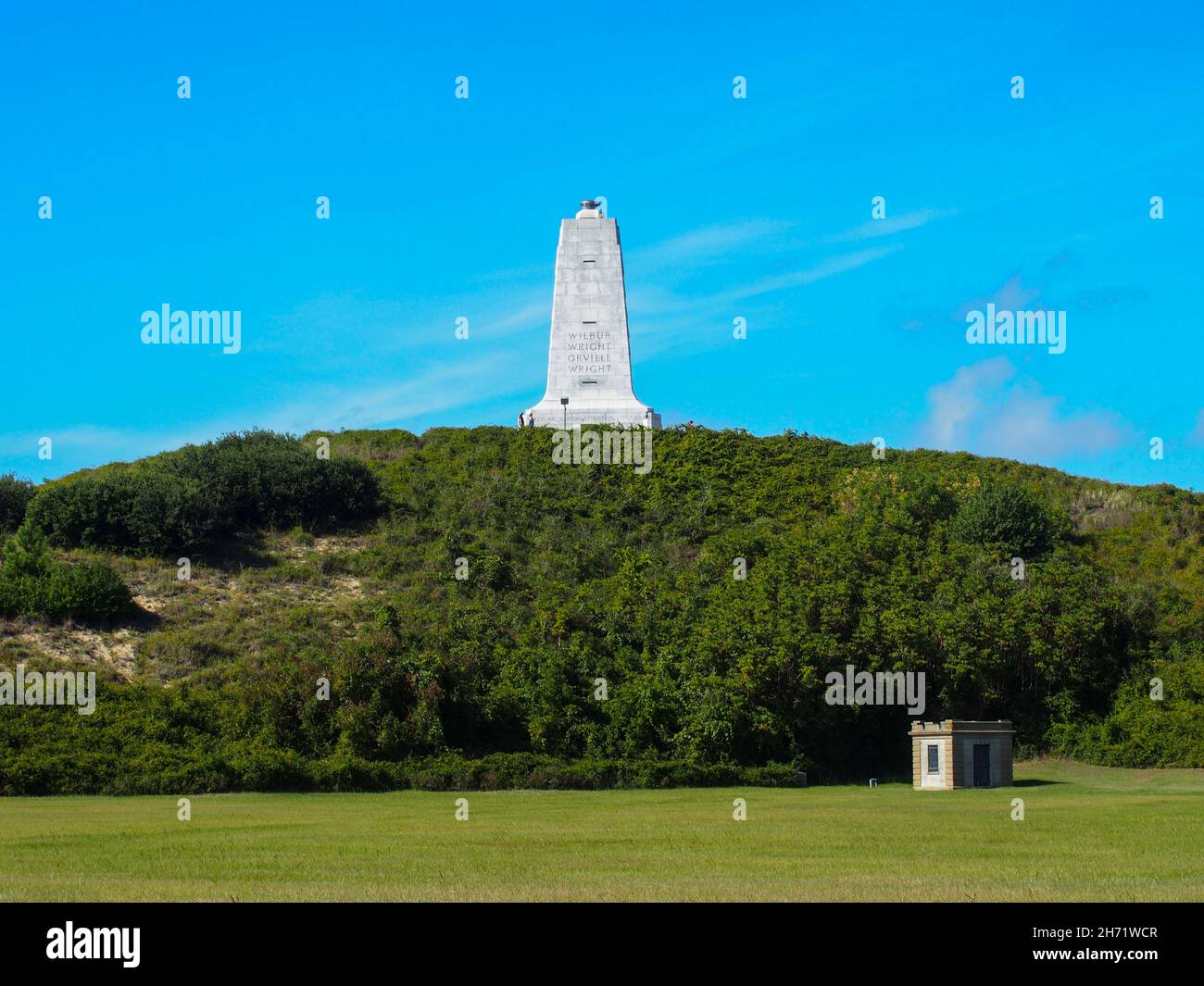 Das Wright Brothers Monument auf dem Big Kill Devil Hill im Wright Brothers National Memorial in Kill Devil Hills, North Carolina, USA, 2021, © Katha Stockfoto