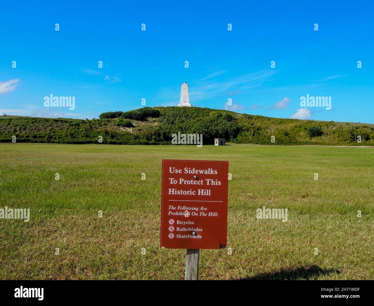 Schild, das Besucher anweist, die historische Stätte des Wright Brothers Monument auf dem Big Kill Devil Hill in den Wright Brothers National Memori zu schützen Stockfoto