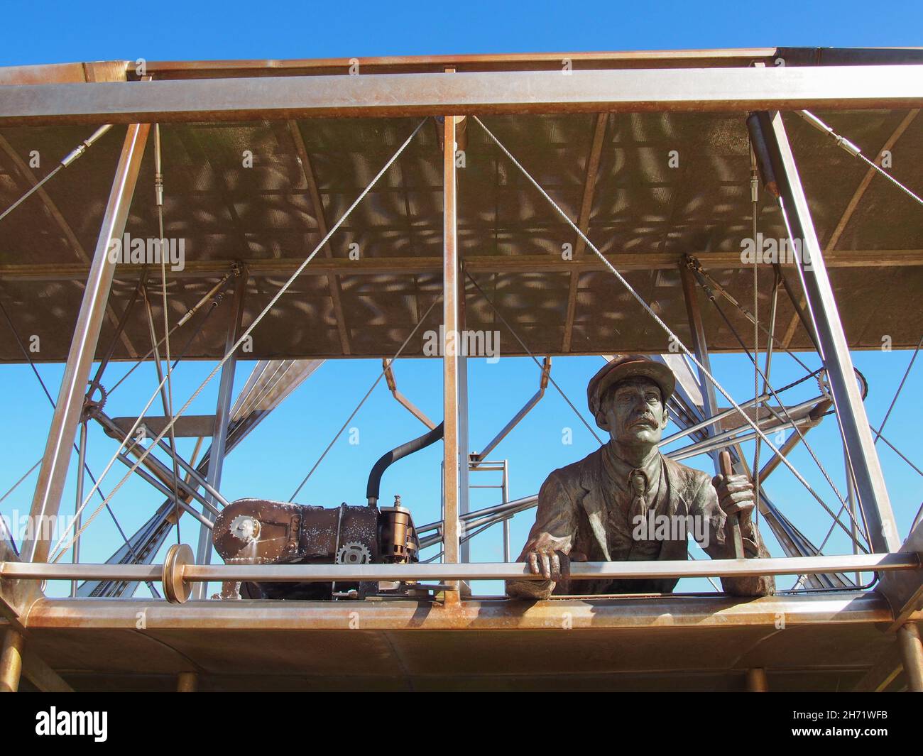 Nahaufnahme von Orville Wright auf der Bronzeskulptur vom 17. Dezember 1903 von Stephen H. Smith im Wright Brothers National Memorial in Kill Devil Hills, Stockfoto