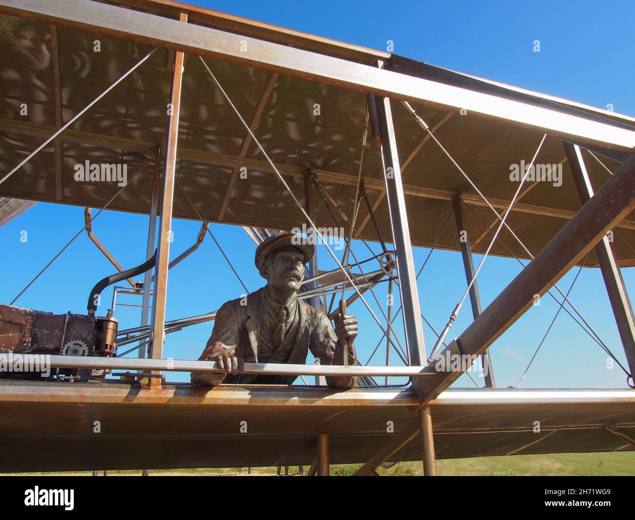 Nahaufnahme von Orville Wright auf der Bronzeskulptur vom 17. Dezember 1903 von Stephen H. Smith im Wright Brothers National Memorial in Kill Devil Hills, Stockfoto