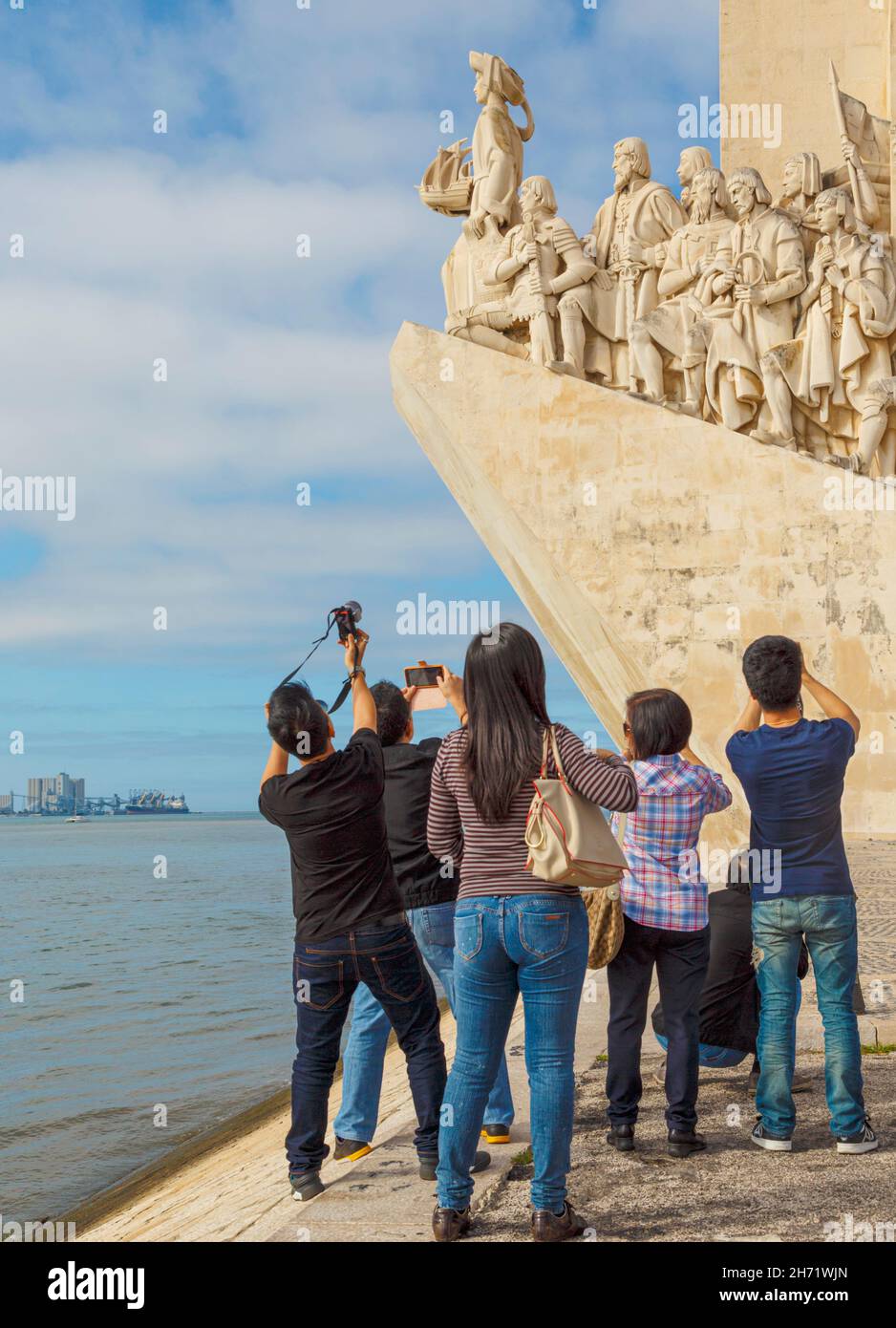 Lissabon, Portugal. Touristen fotografieren das Padrao dos Descobrimentos oder Monument für die Entdeckungen, das an den 500th. Jahrestag des Th erinnert Stockfoto